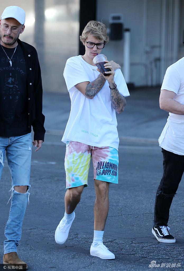 组图:比伯手扶肩膀似有不适 穿沙滩短裤边走边喝咖啡