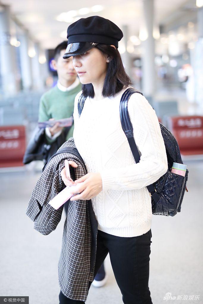 新浪娱乐讯 2017年12月2日,胡可身着白毛衣黑裤现身上海机场,素颜的她