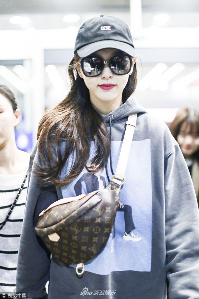 组图:唐嫣墨镜遮面红唇迷人 斜挎潮包休闲风靓丽