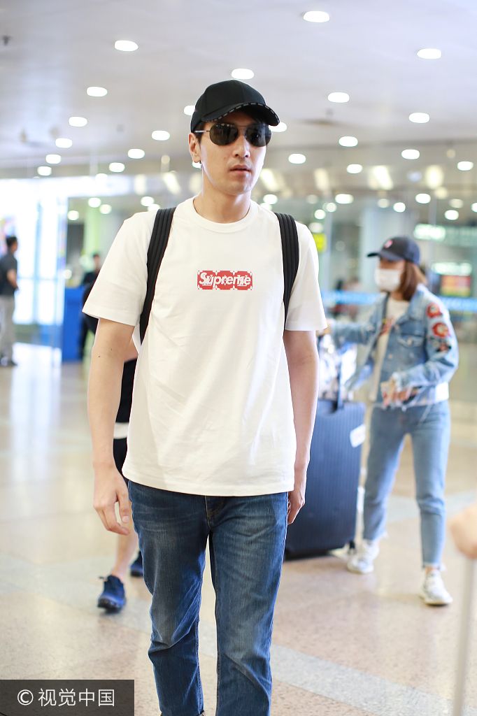 赵又廷穿白t休闲范儿十足 大步疾走神情严肃一脸正气