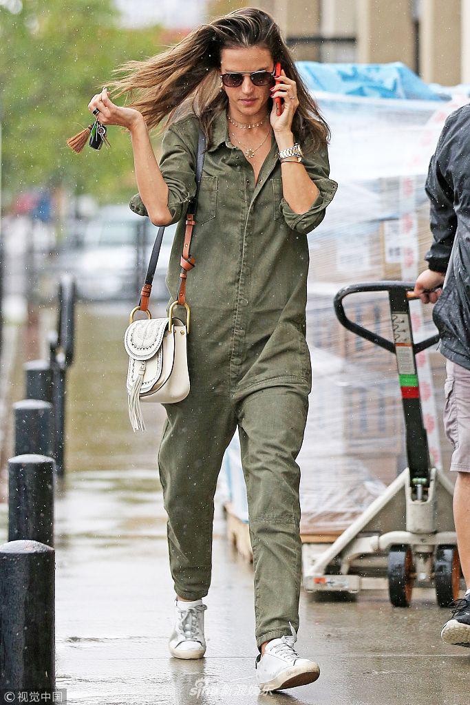 组图:安布罗休分手后冒雨煲电话粥 头发飞起来"瑟瑟发抖"