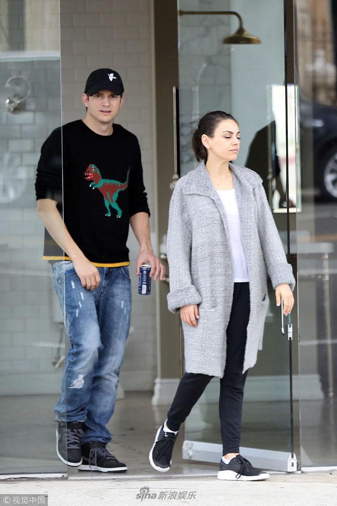 组图:阿什顿·库彻见偷拍紧锁眉头 与老婆恩爱秀"最萌身高差"_高清