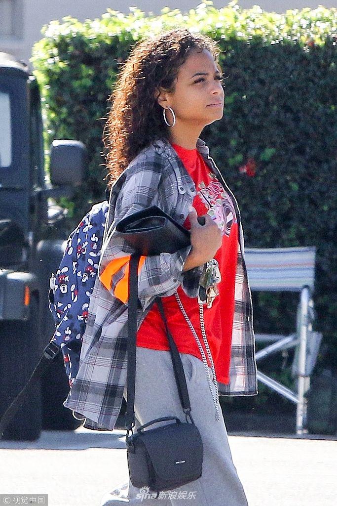 组图:歌手克里斯蒂娜·米兰一人拿三包 被阳光闪瞎一直眯着眼