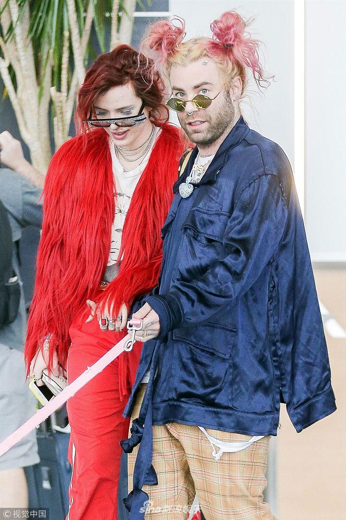 组图:贝拉·索恩和地勤小哥哥合影  男友粉色"哪吒头"辣眼睛