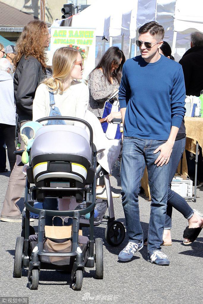 组图:阿什莉·欣肖推婴儿车与丈夫谈笑秀甜蜜 梳马尾俏皮又可爱