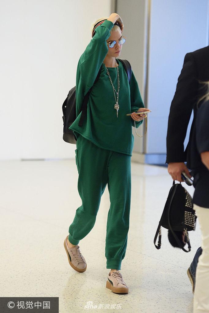 组图:超模卡拉迪瓦伊一身绿衣时尚亮眼 变手机控玩不停