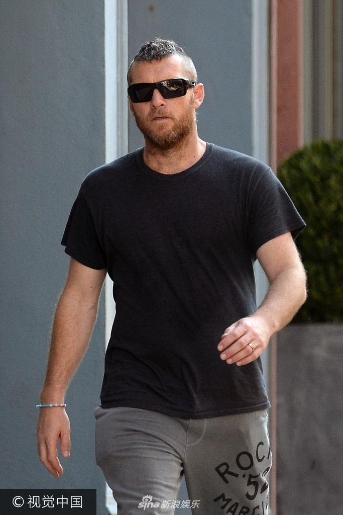 组图:"阿凡达"萨姆沃辛顿黑t现身 推车牵手照顾俩baby