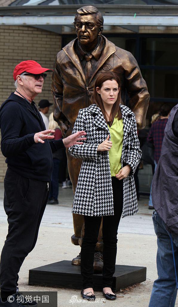 组图:猫王外孙女克亚芙街头拍电影 红配绿半脱外套