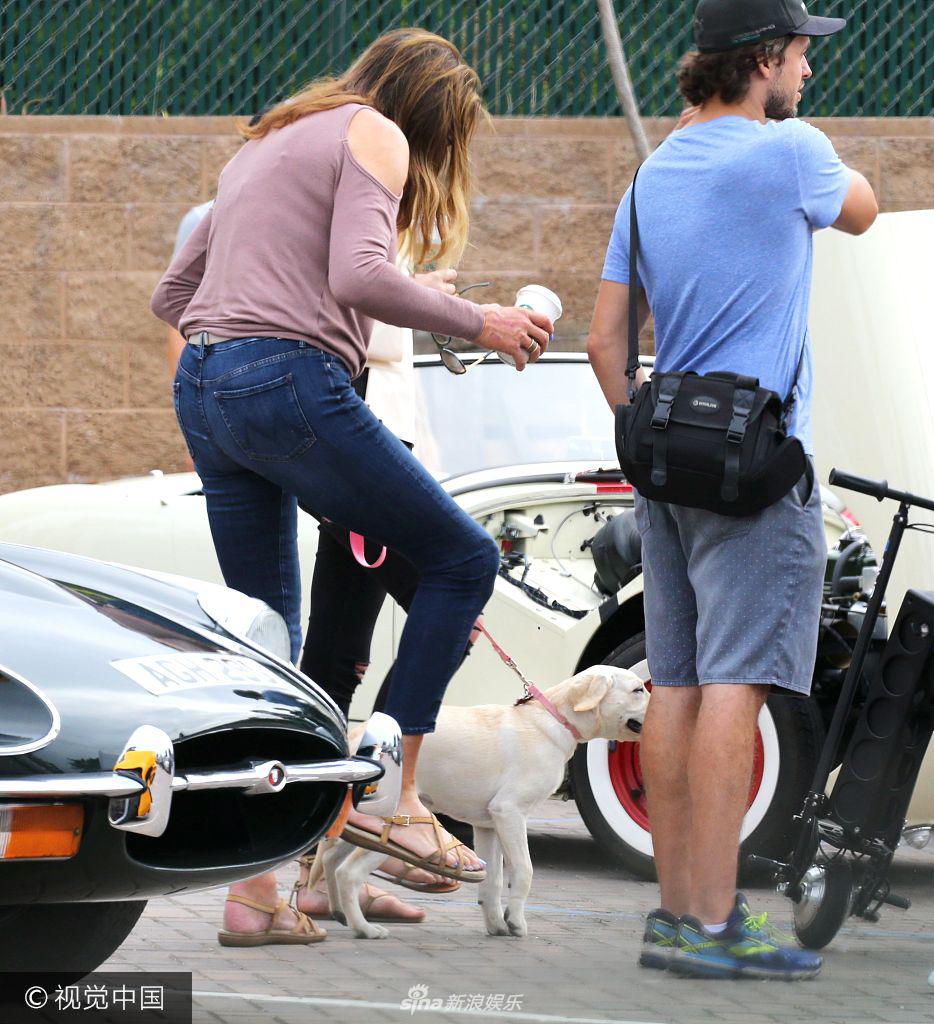 詹娜(caitlyn jenner )和友人现身街头遛狗.