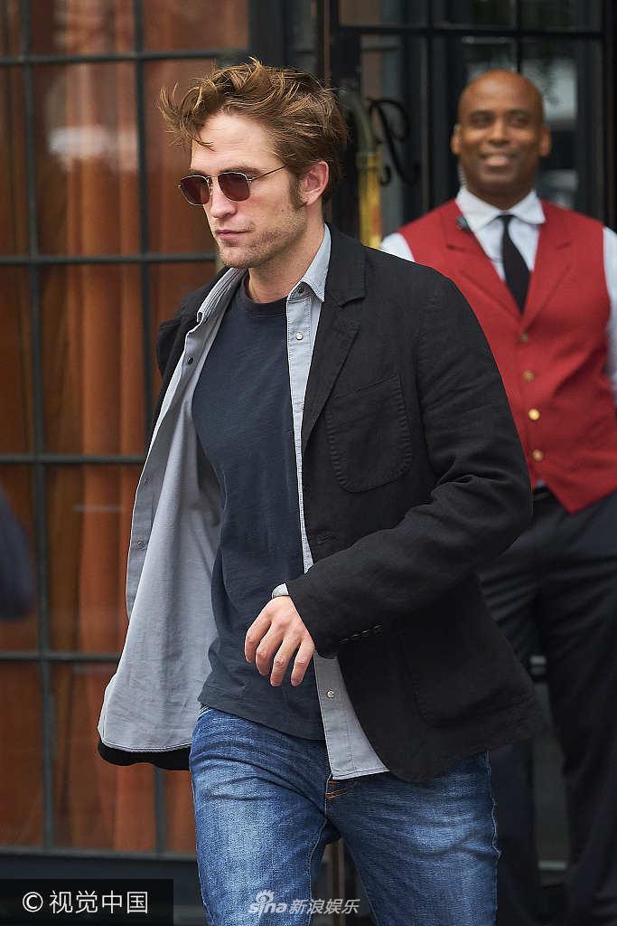 组图:暮光男帕丁森三件叠穿耍帅 长发凌乱发际线倒退