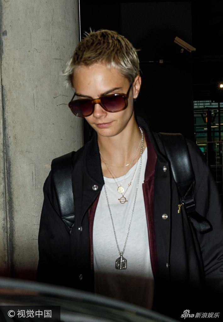 组图:帅炸!卡拉·迪瓦伊黑超遮面 低头浅笑短发抢镜