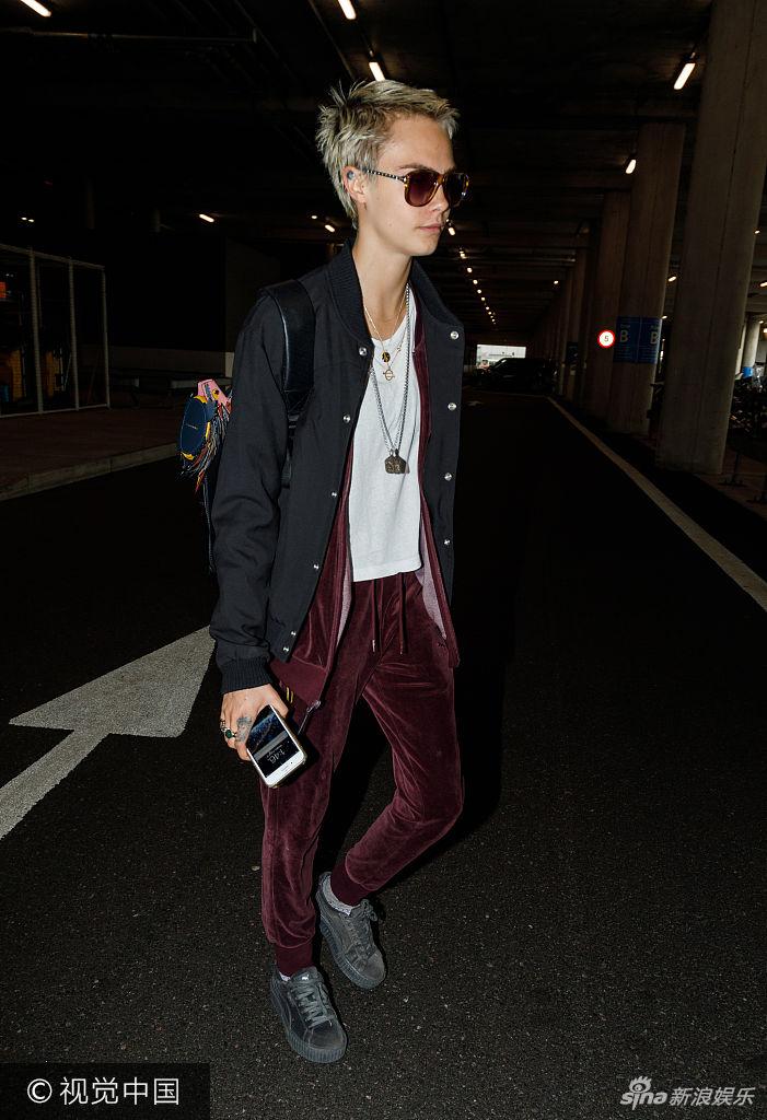 组图:帅炸!卡拉·迪瓦伊黑超遮面 低头浅笑短发抢镜