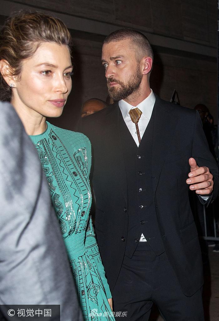 杰西卡·贝尔穿墨绿长裙优雅大方 获丈夫牵手护送