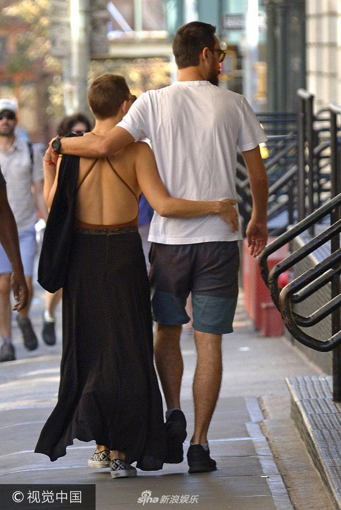 组图:凯特·哈德森秀酥胸裸背帅美十足 与男友勾肩搭背_高清图集_新浪