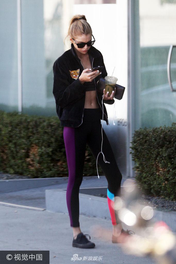 组图:麦克斯韦运动look现身街头秀马甲线