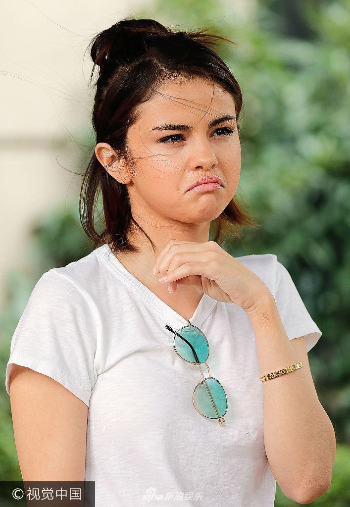 赛琳娜清爽白t撇嘴变表情包_高清图集_新浪网