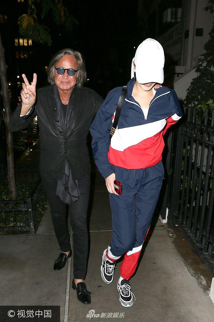 新浪娱乐讯 美国纽约,贝拉·哈迪德( bella hadid )与爸爸穆罕默德