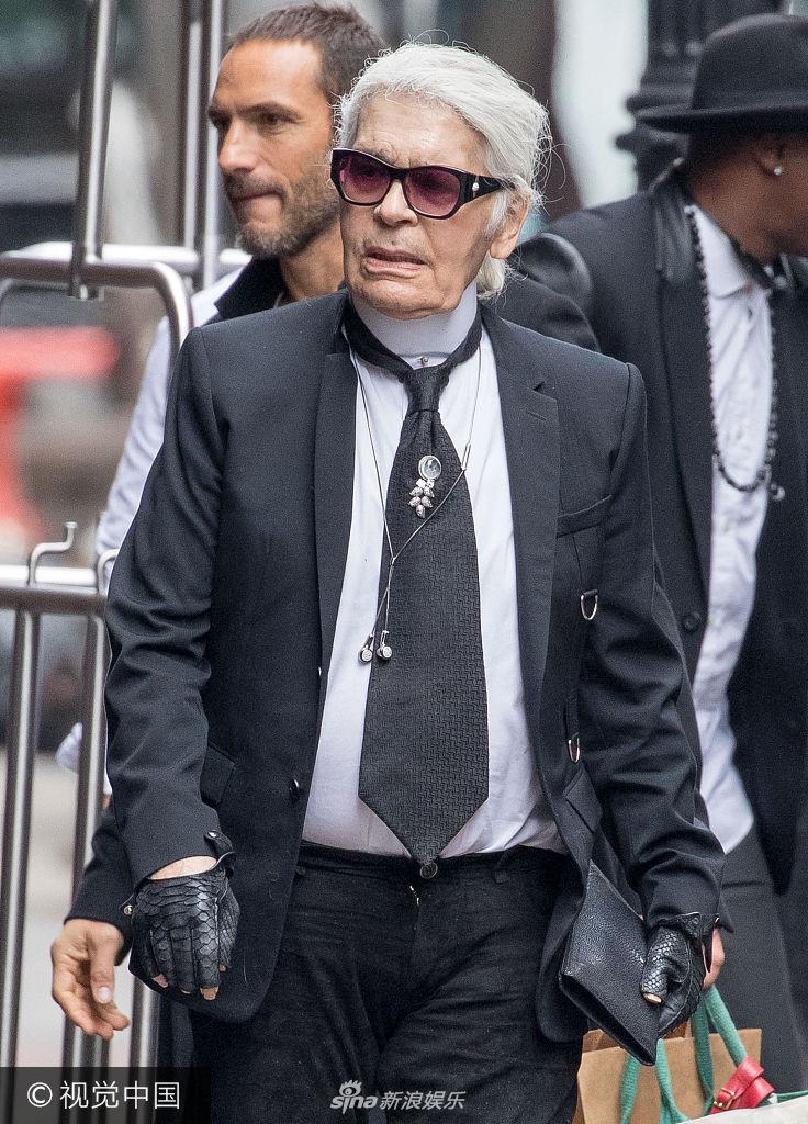 组图老佛爷卡尔经典西装look贵气十足