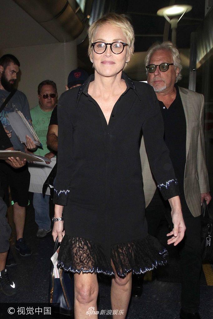 新浪娱乐讯 美国洛杉矶,59岁的莎朗·斯通(sharon stone)独自现身机场