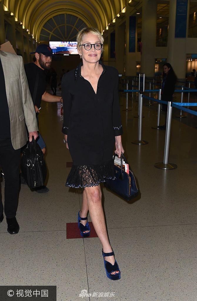 新浪娱乐讯 美国洛杉矶,59岁的莎朗·斯通(sharon stone)独自现身机场