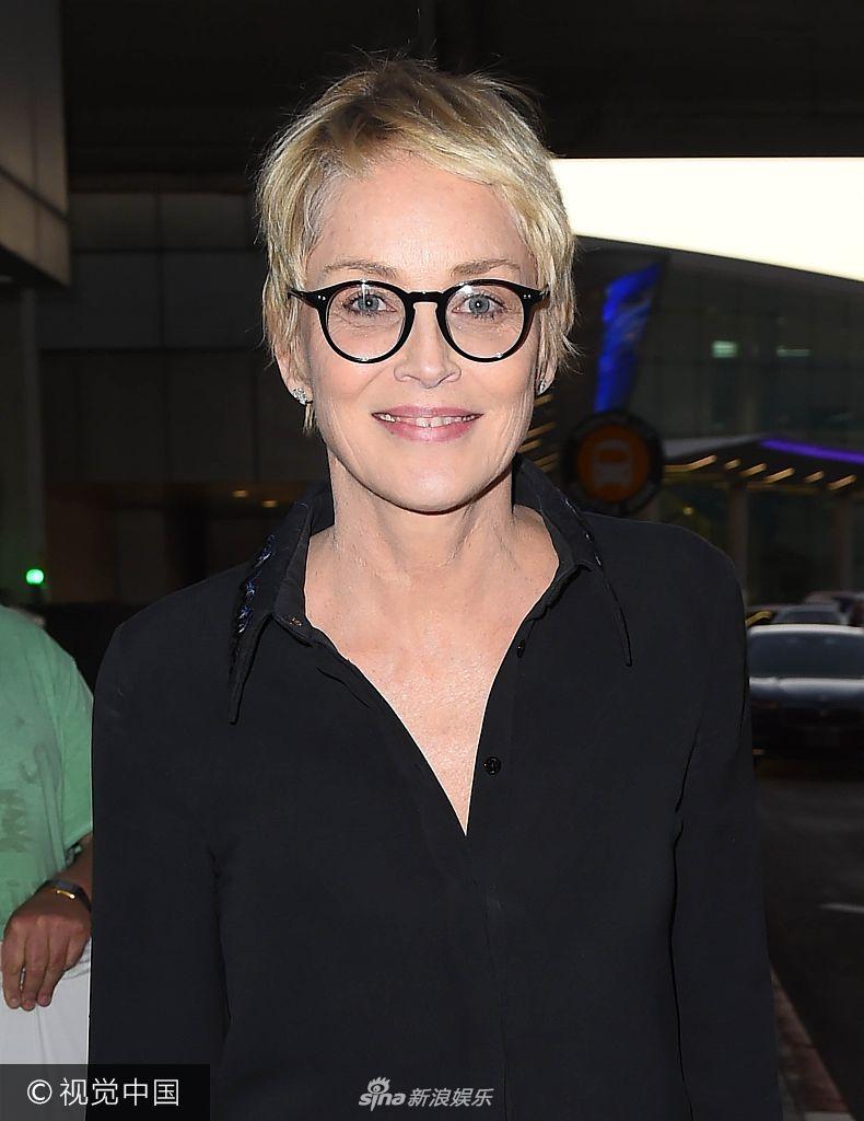 新浪娱乐讯 美国洛杉矶,59岁的莎朗·斯通(sharon stone)独自现身机场