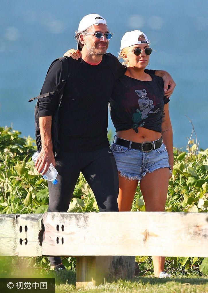 组图:lady gaga和男友勾肩搭背似兄弟 两人贴耳玩浪漫_高清图集_新浪