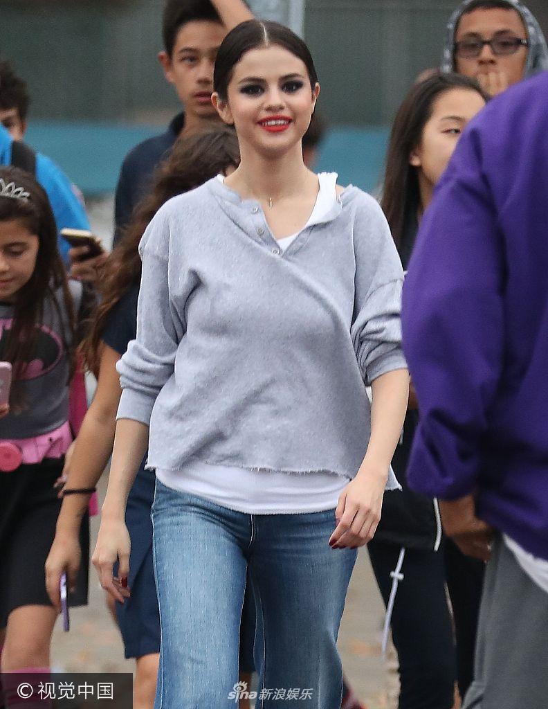 洛杉矶,赛琳娜·戈麦斯(selena gomez)于当地时间10月30日出街骑车时