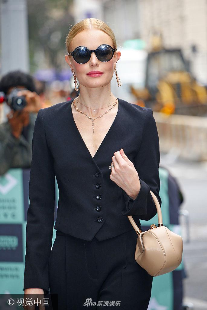 新浪娱乐讯 纽约,凯特·波茨沃斯(kate bosworth)亮相街头,她身穿黑色