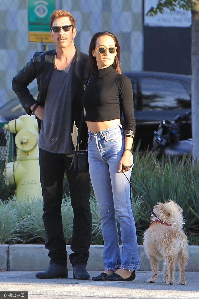 组图maggieq与未婚夫外出遛狗撒狗粮秀蛮腰s曲线诱人