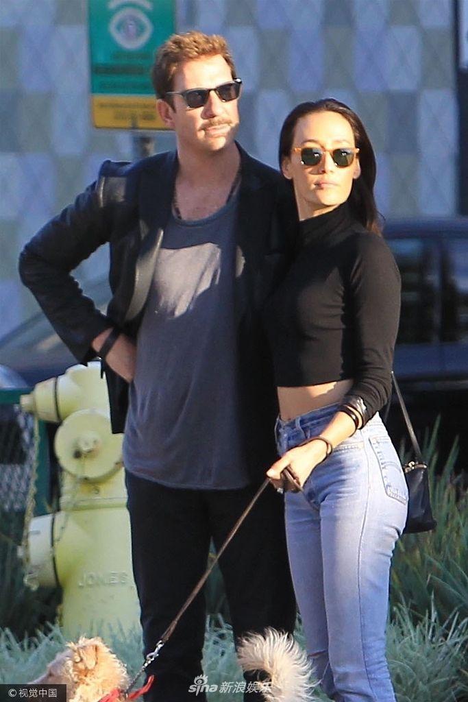 组图:maggie q与未婚夫外出遛狗撒狗粮 秀蛮腰s曲线诱人