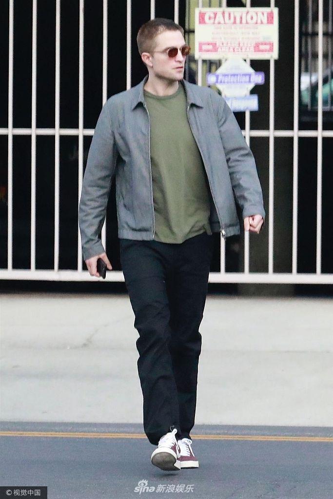 组图:"暮光男"罗伯特·帕丁森休闲装出街 寸头造型硬朗帅气