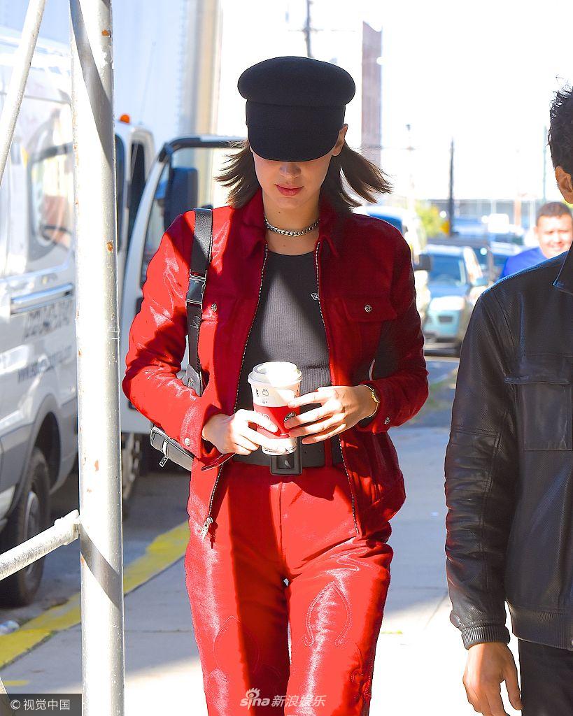 组图:贝拉·哈迪德穿大红套装气场十足 街头"走秀"电话不离手