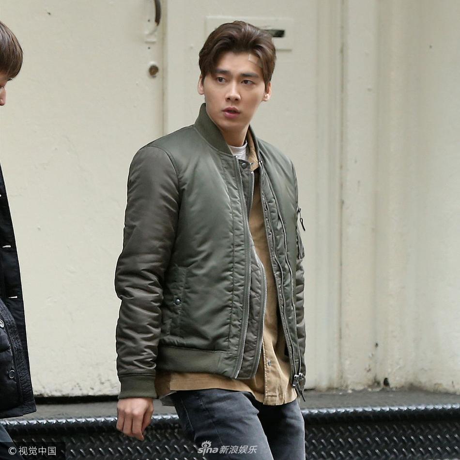 李易峰纽约街头"演奏"纸箱当鼓 大长腿帅到美国吐舌卖萌