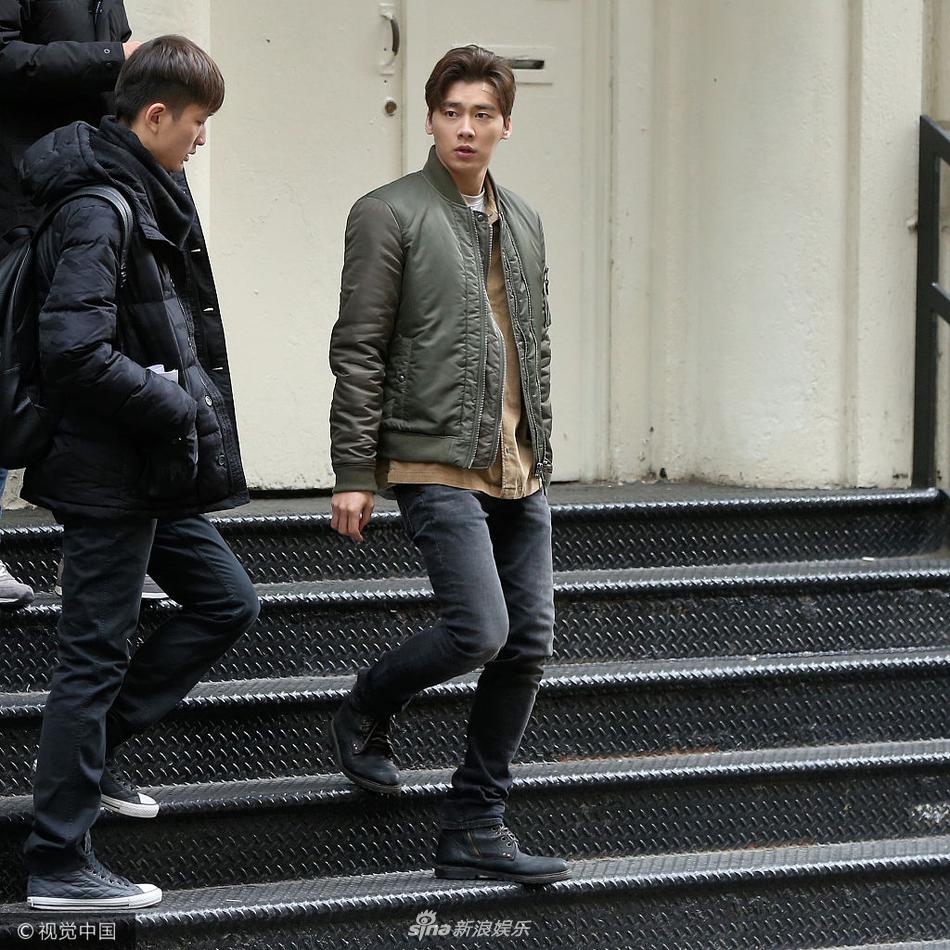 李易峰纽约街头"演奏"纸箱当鼓 大长腿帅到美国吐舌卖萌