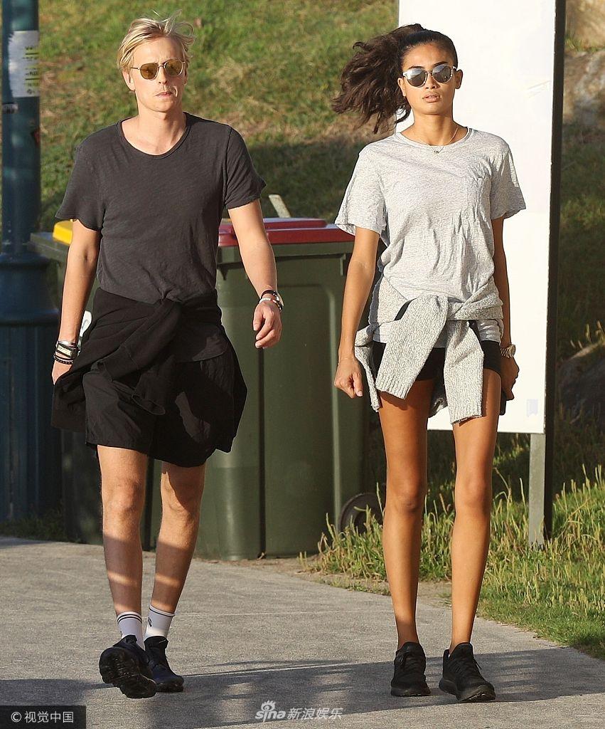 组图:长腿cp!维密超模凯莉·葛尔与男友散步 马尾狂甩霸气养眼