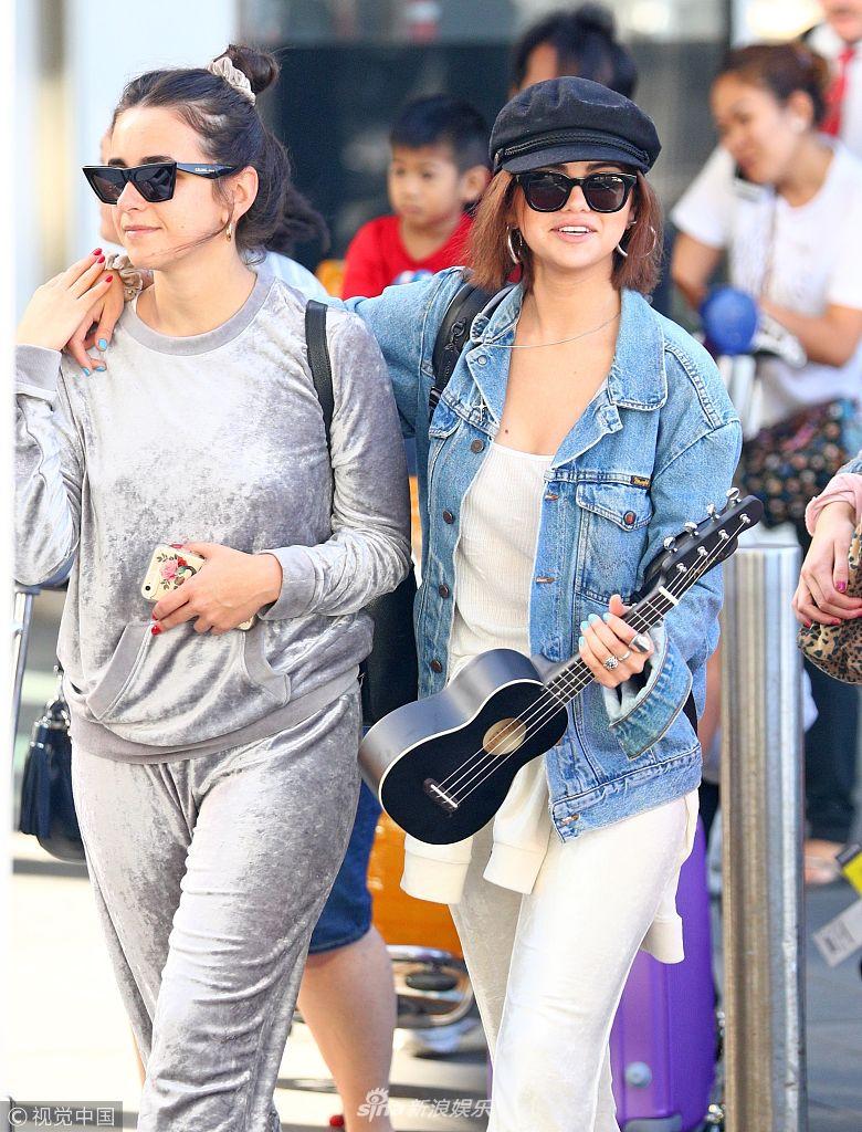 组图:赛琳娜手拿尤克里里和友人勾肩搭背 笑呵呵不受分手影响_高清