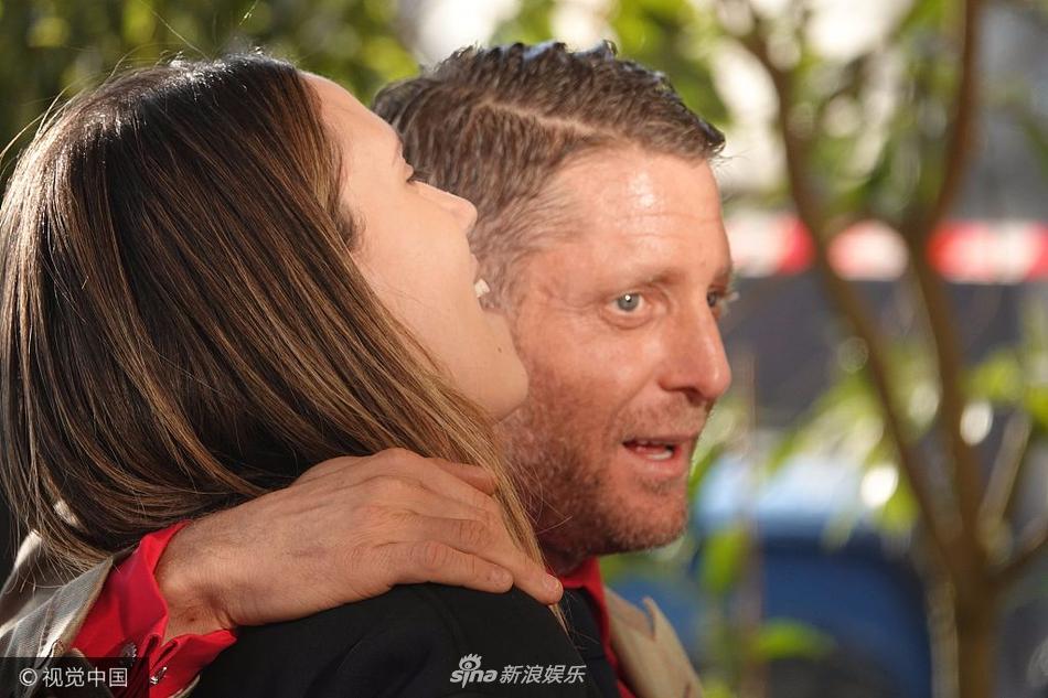 组图:当众撒狗粮!拉波·埃尔坎和女友街头热吻 甜蜜相拥秀恩爱