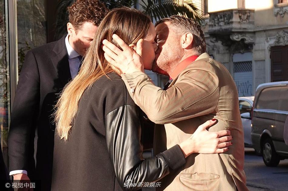 组图:当众撒狗粮!拉波·埃尔坎和女友街头热吻 甜蜜相拥秀恩爱