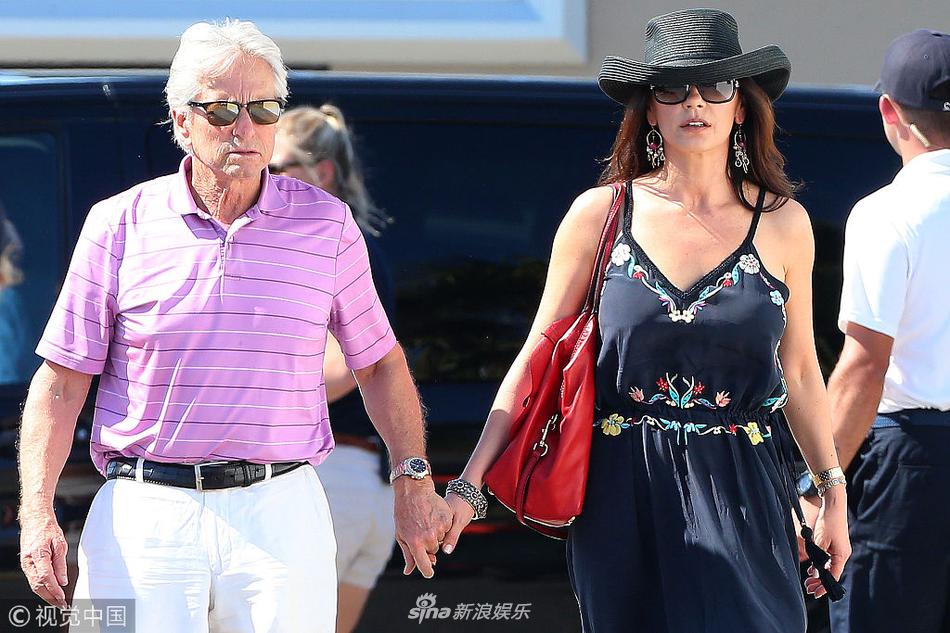 组图72岁迈克尔道格拉斯粉色半袖装嫩牵手娇妻凯瑟琳超甜蜜