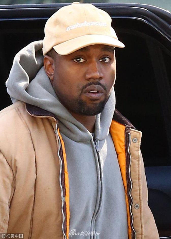 组图侃爷维斯特张双臂似拥抱狗仔休闲装显邋里邋遢