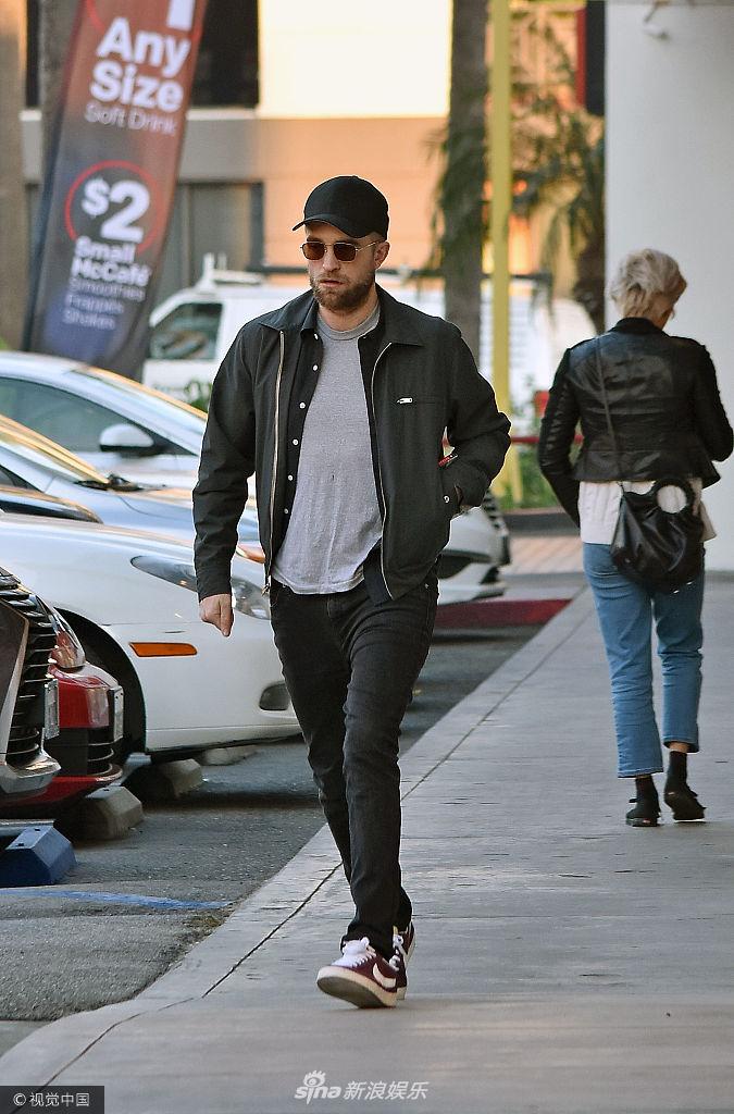 新浪娱乐讯 洛杉矶,罗伯特·帕丁森(robert pattinson )现身街头,穿着