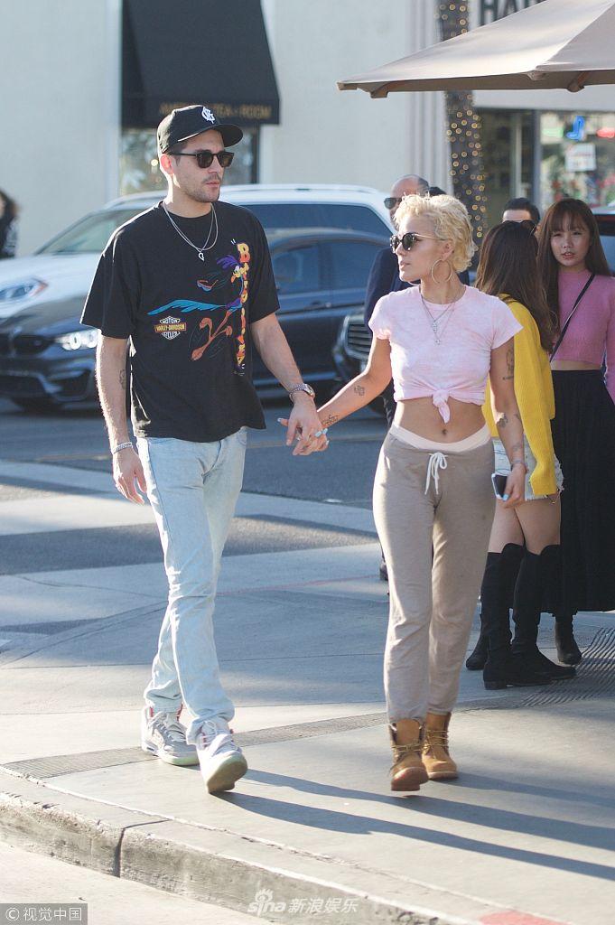 组图海尔希穿粉嫩短t秀蛮腰和男友恩爱牵手出街一路撒狗粮