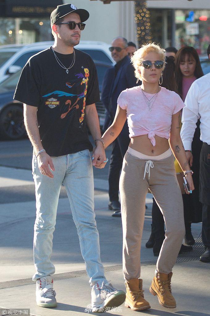 组图海尔希穿粉嫩短t秀蛮腰和男友恩爱牵手出街一路撒狗粮