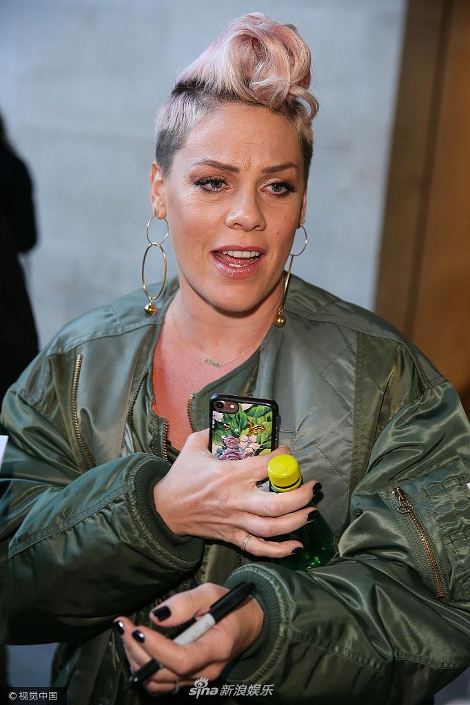 02 09:00:48 4 / 6 组图:当地时间2017年12月1日,英国伦敦,歌手pink