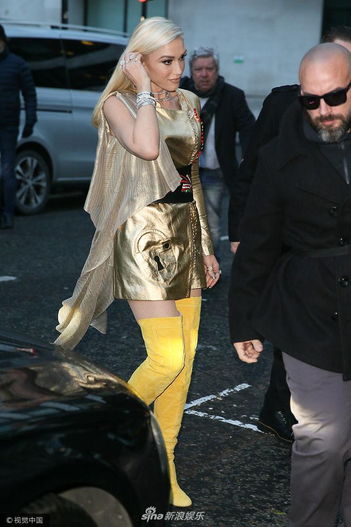 组图:格温·史蒂芬妮穿"金"装贵气十足 给粉丝签名大展亲和力