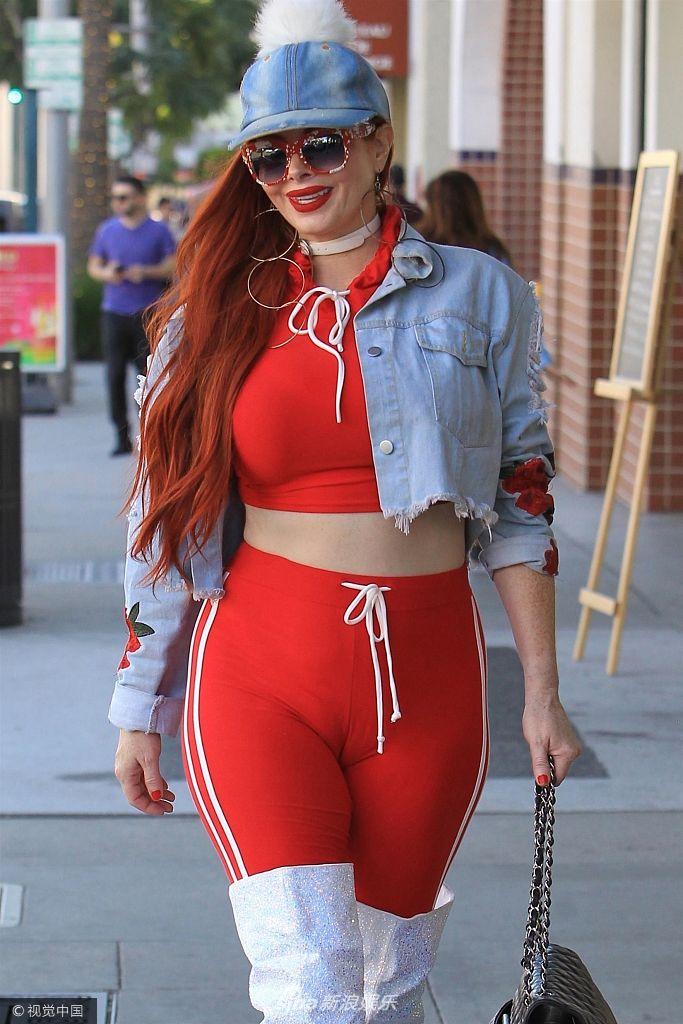 组图:菲比·普莱斯红色紧身装街头走猫步 秀傲人上围露甜笑