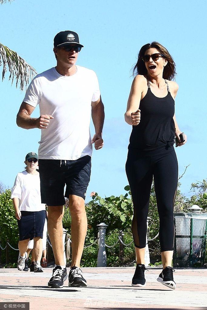 组图:结婚多年似热恋!辛迪·克劳馥与老公黑白配海边散步秀幸福