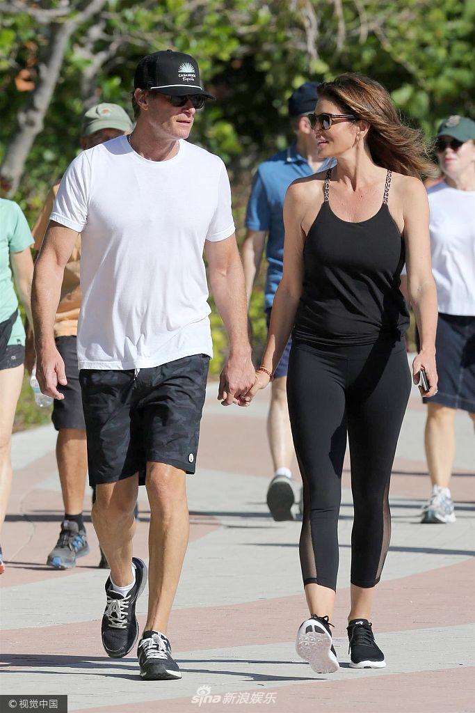 辛迪·克劳馥与老公黑白配海边散步秀幸福