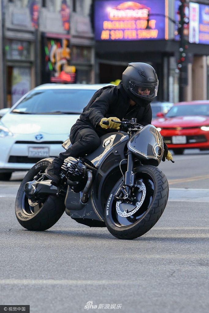 组图:皮特离婚变"独行侠"街头骑摩托 黑皮衣酷劲足飞驰电掣