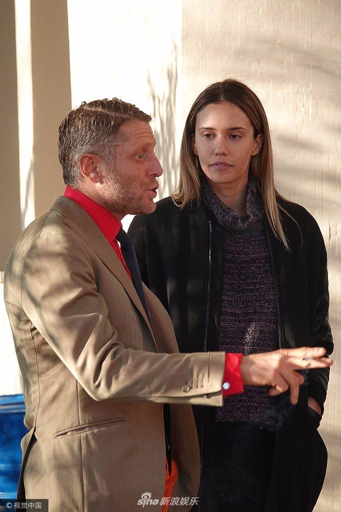 组图:当众撒狗粮!拉波·埃尔坎和女友街头热吻 甜蜜相拥秀恩爱